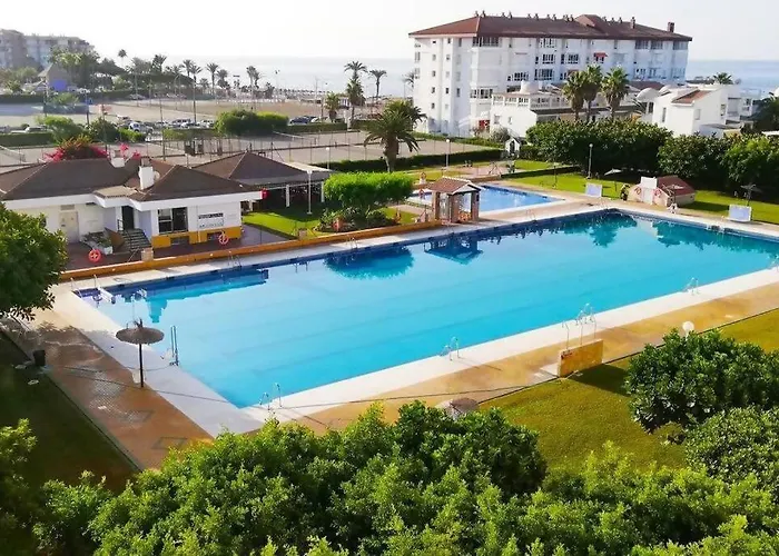 Piscina Y Playa En Laguna Beach Torrox